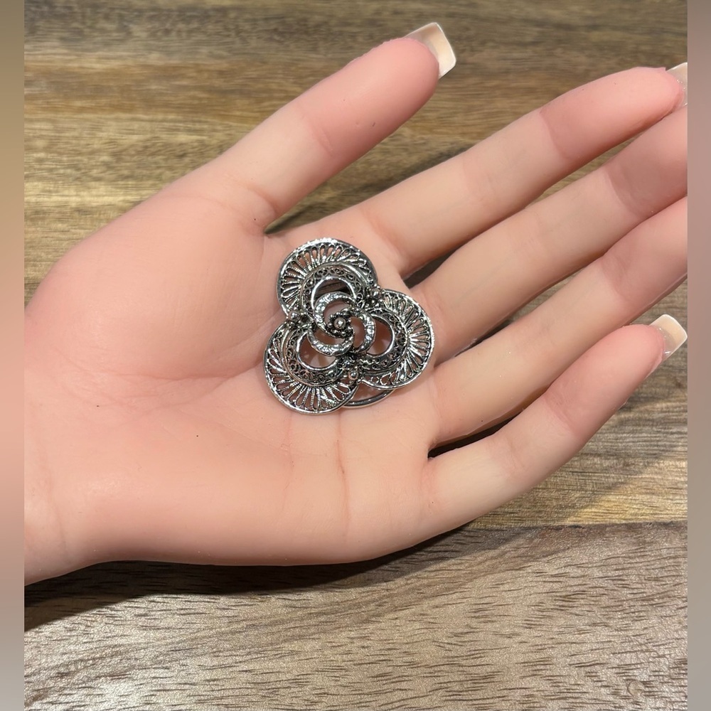 Elegant Silver Tone Filigree Scarf Clip/Slide - Picture 4 of 12
